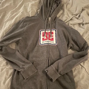 DC hoodie - Säljes då den inte lämgre kommer till användning:) 