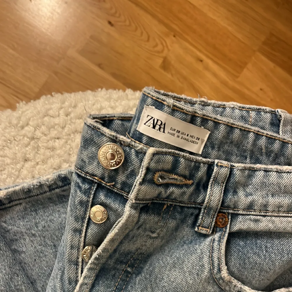 Fina jeans men säljer pågrund av att dom inte längre passar💕. Jeans & Byxor.