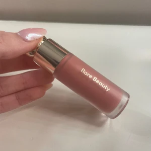 Rare beauty blush  - Rare beauty blush i färgen hope, säljer då den inte kommer till användning. Bara använd fåtal gången, och räcker länge. Superfin färg! Nypris 389kr. Hör av dig för fler bilder!