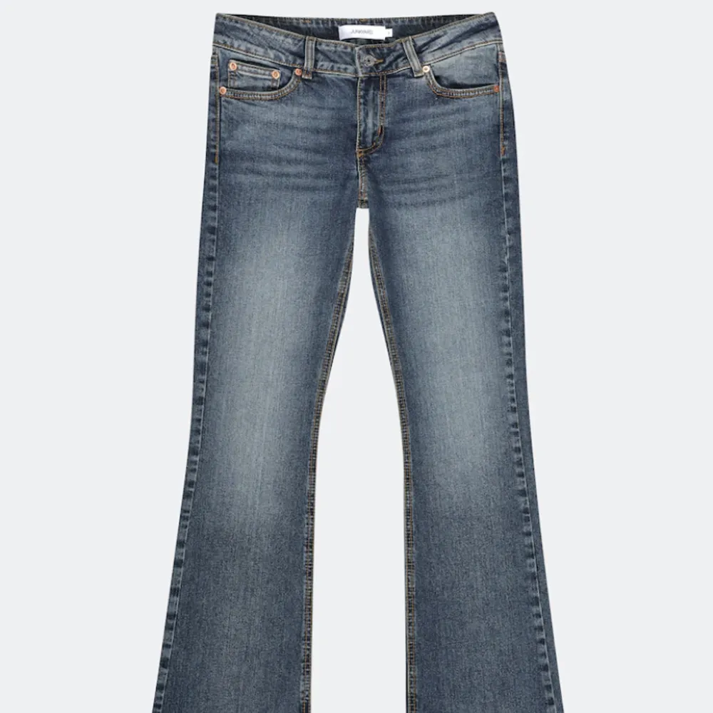 Super snygga jeans från Junkyard! Knappt använda! Pris kan diskuteras såklart💞 Ny pris är 600! Skriv för egna bilder och mer info😇. Jeans & Byxor.