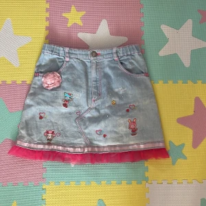 Mezzopiano kjol (130 cm) - Säljer för sm att jag jag tröttnat på den och det inte är min stil längre. Använd ett få antal gånger. Kontakta om du har frågor, köp är på!