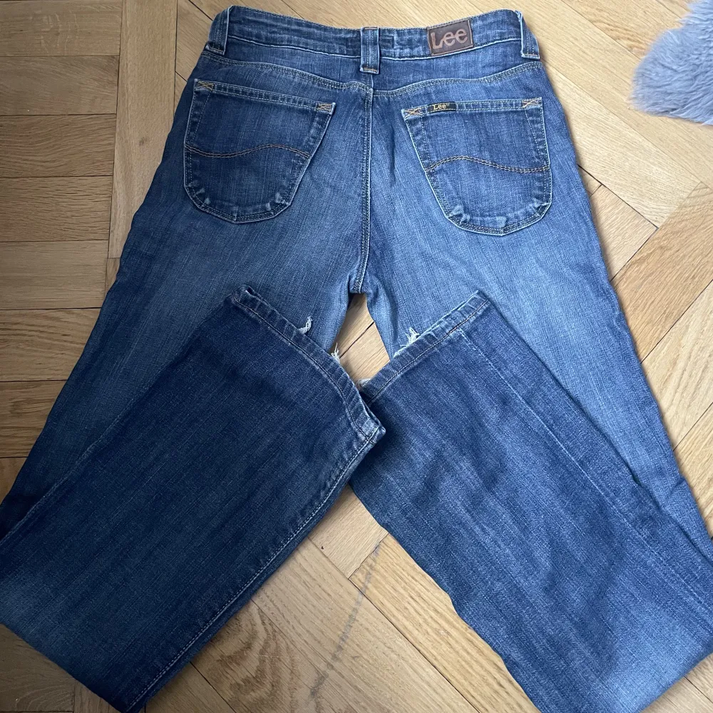 Snygga lågmidjade bootcut jeans från Lee! Köpta på sellpy med lappen kvar. Super bra skick & snygg tvätt 🙌🏻  Midjemått: 36cm Innebenslängd: 78cm . Jeans & Byxor.