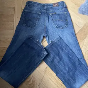 Snygga lågmidjade bootcut jeans från Lee! Köpta på sellpy med lappen kvar. Super bra skick & snygg tvätt 🙌🏻  Midjemått: 36cm Innebenslängd: 78cm 