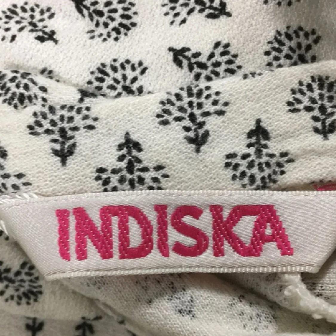 Vit blus med detaljer - 91