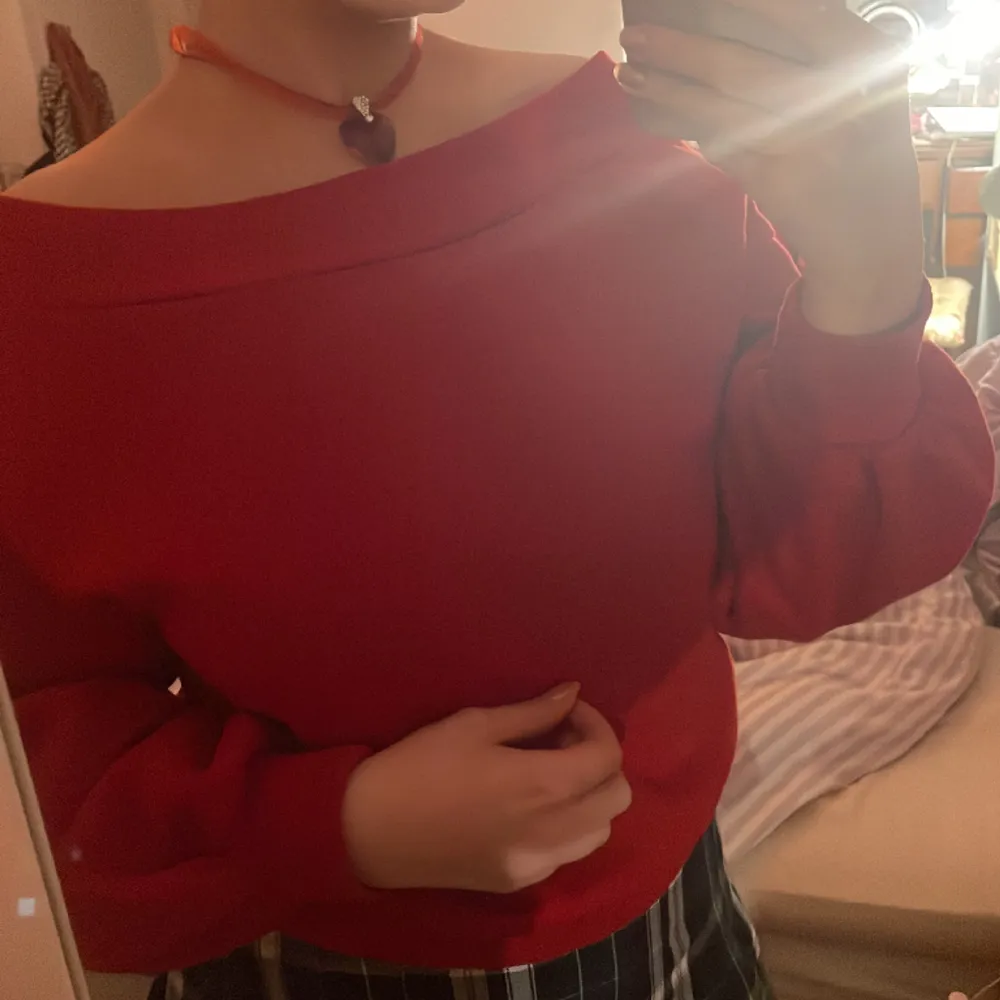 Röd off shoulder tröja med ballongärmar. Tjockare material som en hoodie ❤️. Hoodies.