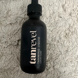 Tan revel - Oanvänd tankning liquid från tan revel i färgen luxuary dark. Säljes då den ej kommer till användning! 