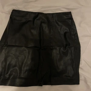 Figurnära skin kjol - Snygg skin kjol