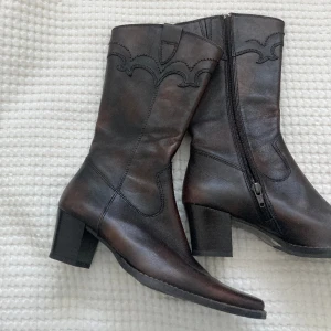 Boots - Snygga vintage boots i läder, väldigt fint skick🫶🏼