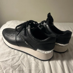 Michael kors skor - Aldrig använda så är i nyskick. Storlek 38 men är smala i bredden