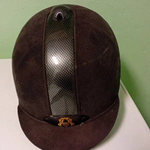 Rid hjälm - Hej säljer min rid hjälm för jag rider ej längre om ni har några frågor så kontakta mig så svarar jag 