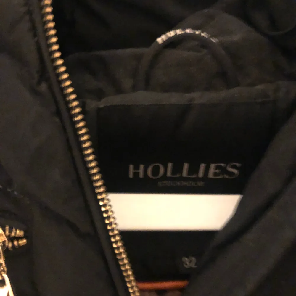 Jätte fin hollies jacka, användes för två vintrar sen, har ej använt den sen dess. Den är bra skick och riktigt fin, säljer för att den ej kommer tillanvändning och har blivit lite liten.. Jackor.