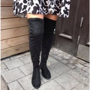 Overknees skor - Säljer mina typ oanvända overknees skor med liten kilklack på. 