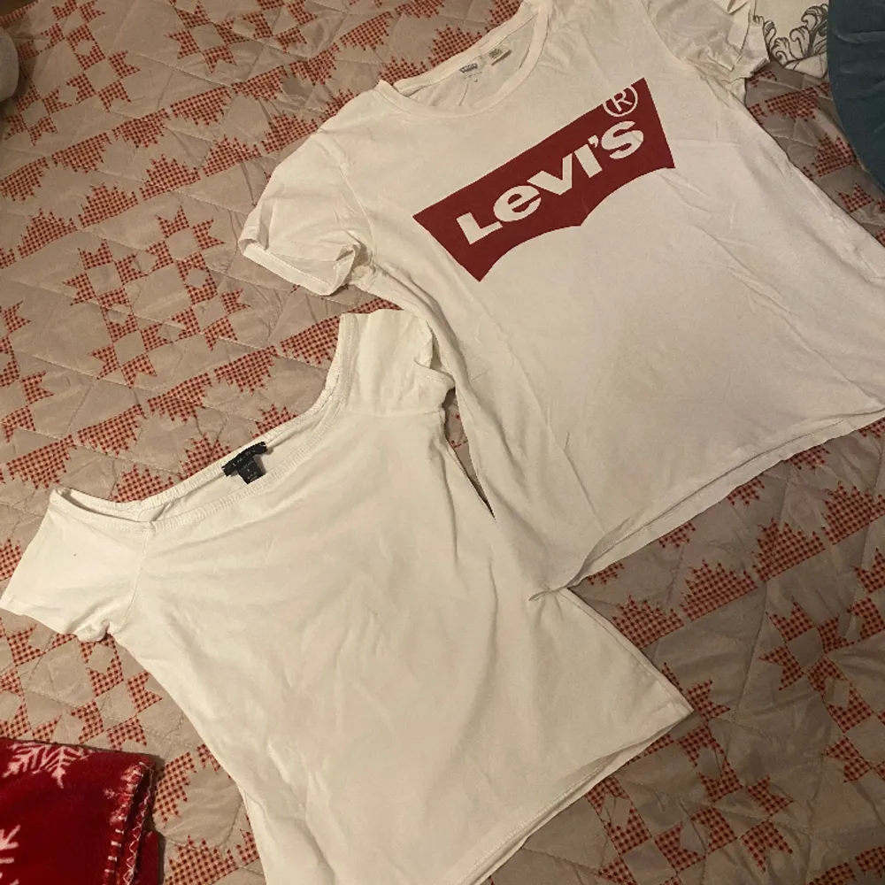 Två vita tröjor, en Levis tshirt och en vit  kortärmad off shoulder tröja :) Båda i S.. T-shirts.