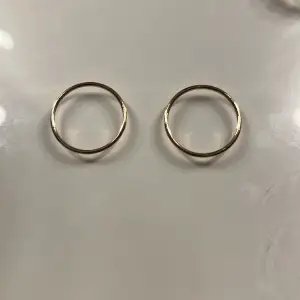 Säljer dessa vanliga guld ringar med inget inget på. (Båda 25)