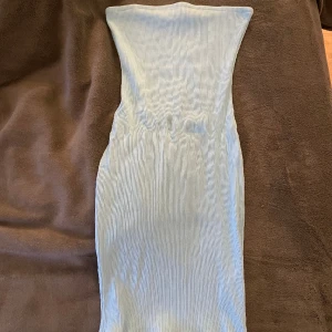 Blå tubklänning från NAKD - Blå tubklänning från NAKD Går till knäna på mig som är 160cm  Köparen står för frakt