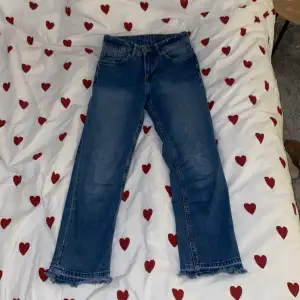 Säljer nu dessa jeans i bra skick som är köpta på stadsmissionen.  Säljer av skäl att dem är för korta för mig. De är i storlek 140. 