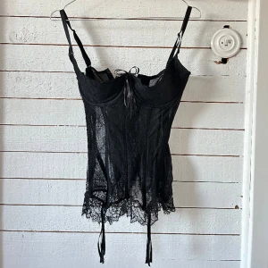 Spets topp - Svart spets-topp i storlek M/L. Kuporna är inte helt täckande så jag har haft bh under den när jag använt den! 
