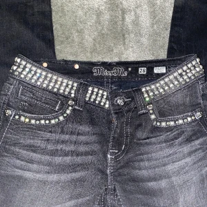 Miss me jeans - Jätte snygga vintage  low wasit miss me jeans. Köpta second hand men aldrig använda. Dom är grå svarta och har coola detaljer. Dom är skinny men tycker dom sitter lite mer straight på mig som är 160. Säljer åt en vän 😇