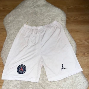PSG (Paris saint german) shorts - vita psg shorts i strl M oanvända