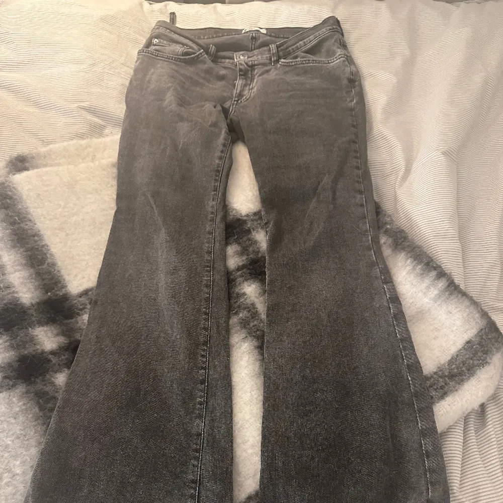 Super fina grå jeans från Gina komer ej till andvändnig så selleri dem dem är i super fint skik och använ ett par gonger . Jeans & Byxor.