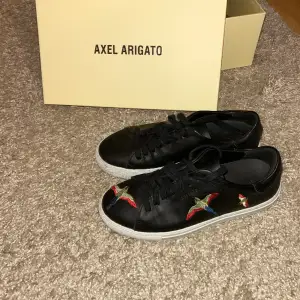 Säljer mina älskade arigato skor. Använt fåtal gånger väldigt bra skick. 