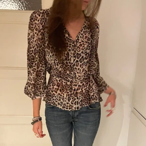 LEOPARD TOPP  - Modell 175 cm. Hör av er vid frågor/fler bilder. 