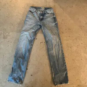 Sjukt snygga midwaist blåa jeans som sitter skit bra! Däremot kommer dem tyvärr inte längre till användning. Har används ett antal gånger och har tyvärr ett litet hål vid dragkedjan (sista bilden) men det syns knappast vid användning. 
