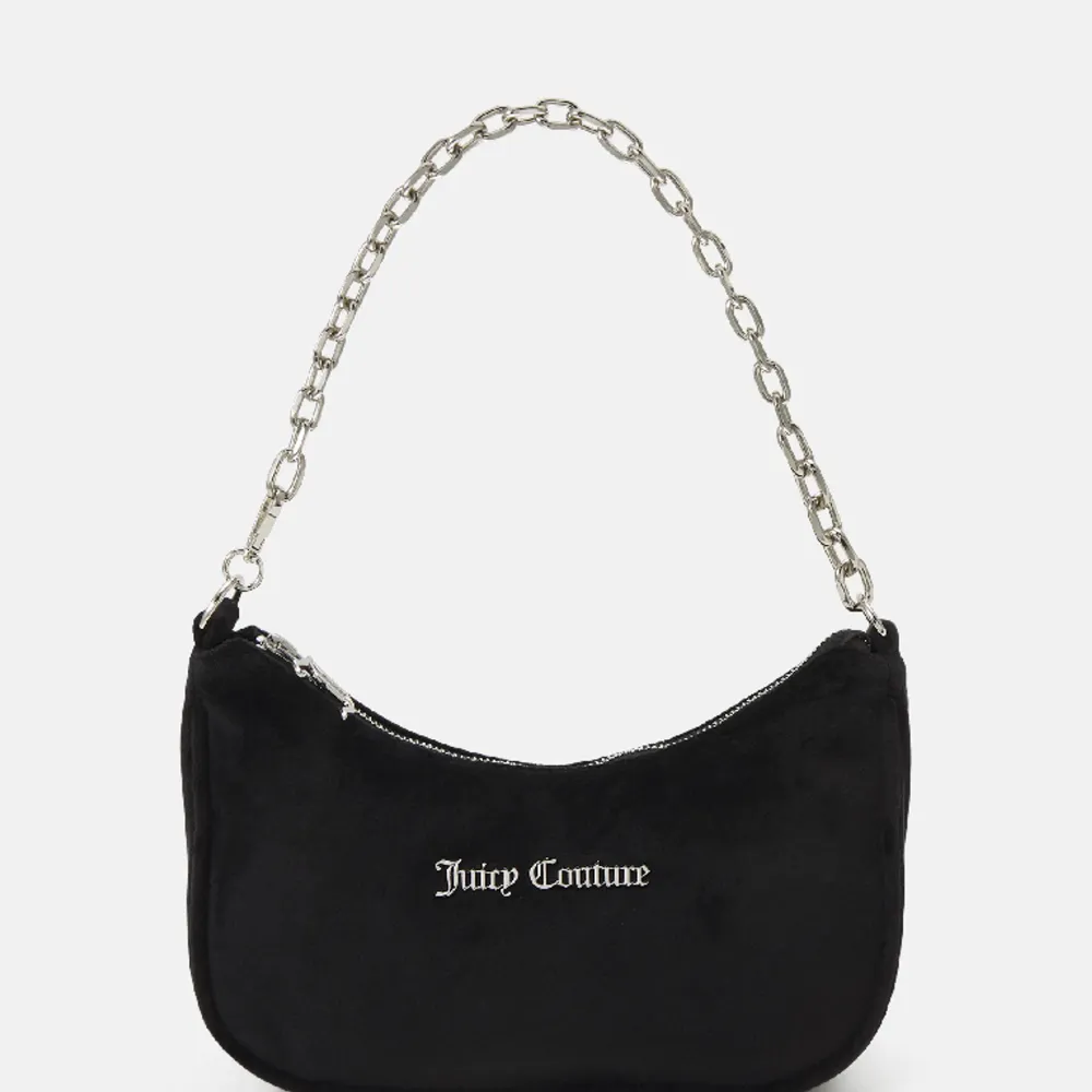 En helt ny oöppnad juicy couture väska, fortfarande inplastad med prislapp. Nypris- 839. Kabelo shoulder bag. Helt slutsåld överallt. Svart sammet. Väskor.
