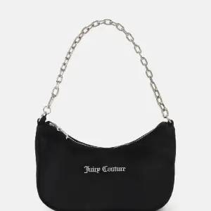 En helt ny oöppnad juicy couture väska, fortfarande inplastad med prislapp. Nypris- 839. Kabelo shoulder bag. Helt slutsåld överallt. Svart sammet