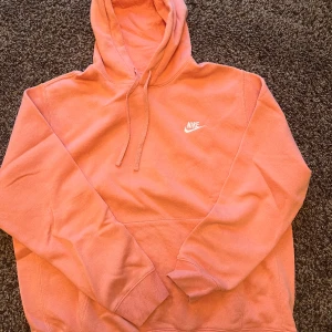 NIKE SPORTSWEAR CLUB HOODIE L - Hoodie i färg ’pink’ (mer mot aprikos)  Ytterst lite använd, mycket gott skick! Finns i Skogås🏡 