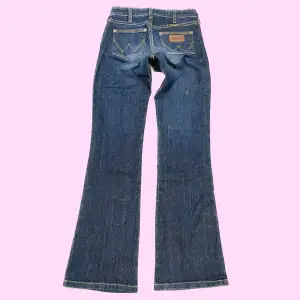 Lowwaist bootcuts jeans ifrån Wrangler Midja: 71  Innerben: 81    251