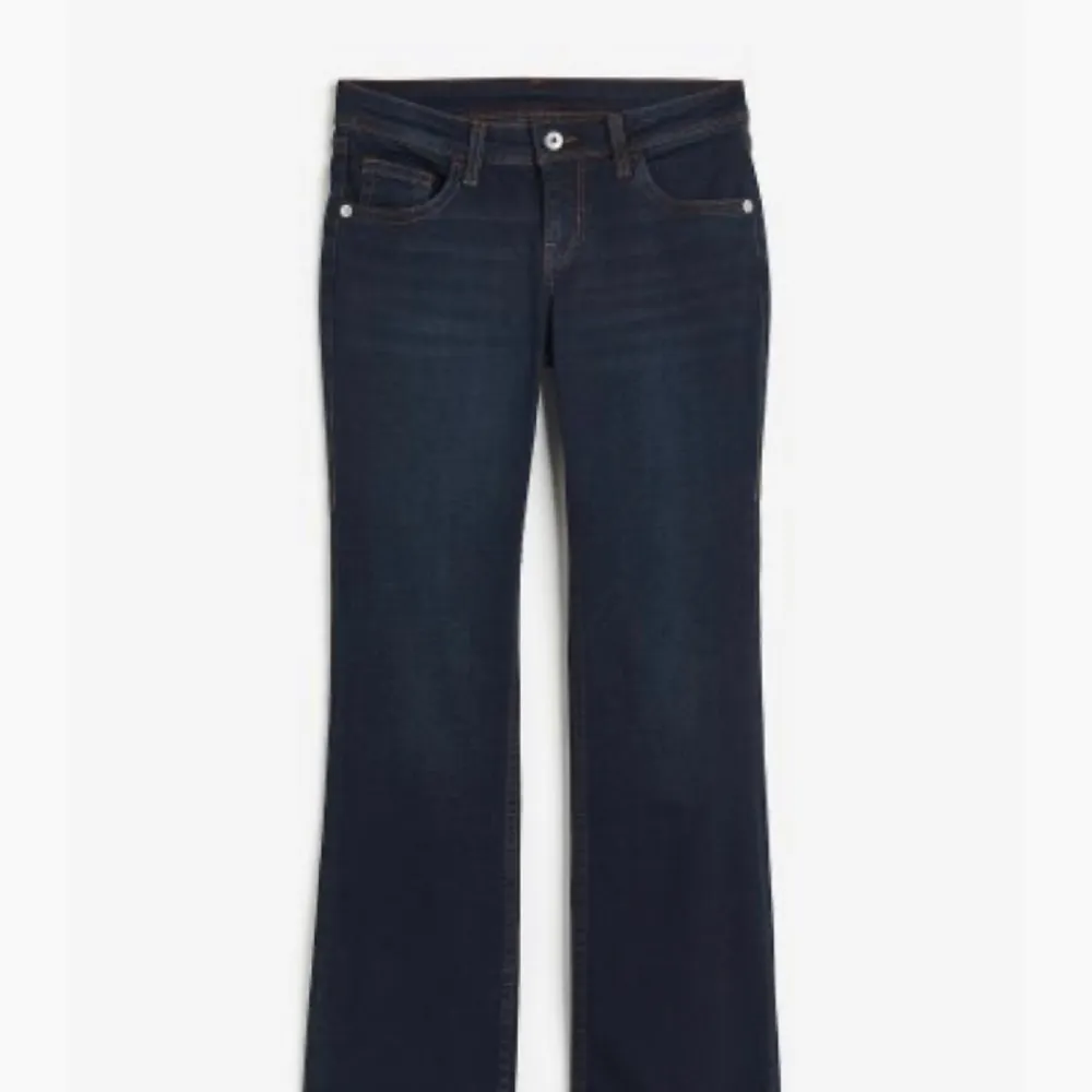Säljer dessa lågmidjade jeans då de inte kommer till användning. Använd 1 gång så nyskick. De är små i storleken använder vanligtvis 36-38.. Jeans & Byxor.