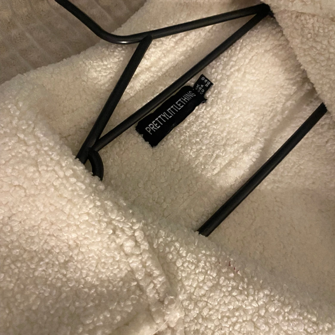 vit pälsjacka från pretty little thing  - 90