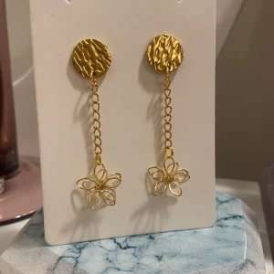 Örhängen  - Jättefina örhängen💞Modell ”Otilia” med kedja doppad i 18k guld 