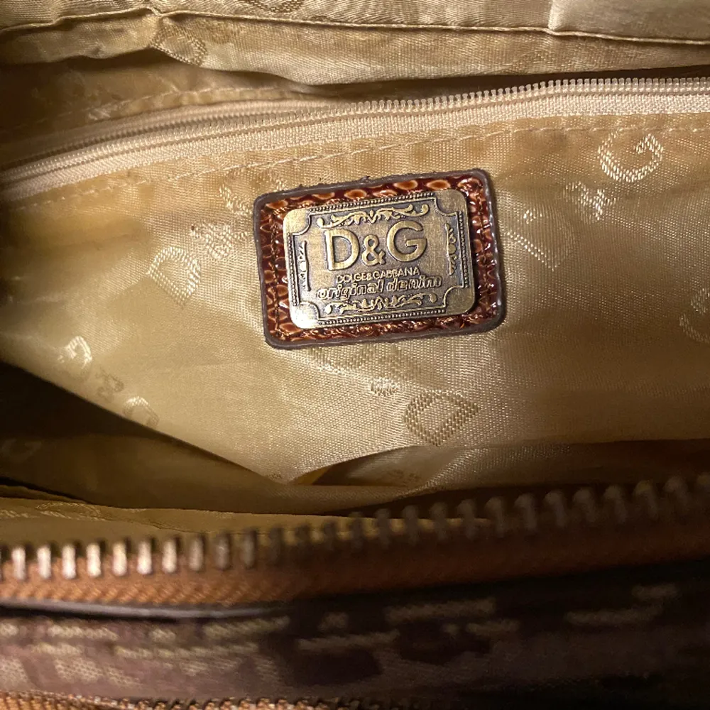 Ursnygg vintage D&G ”original denim” väska! Kommer ej till användning för mig tyvärr, ligger uppe på flera sidor . Väskor.