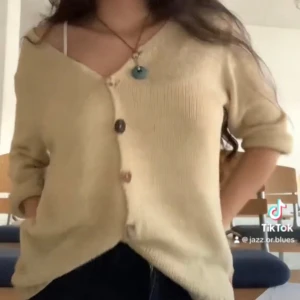 Stickad tröja - Jättefin stickad tröja från Via/Appia,  framsidan och baksidan är likadana. Storlek S. Använd bara en gång. För 80kr❤️ 