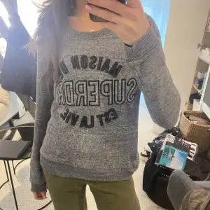 Skit cool o snygg tröja/sweatshirt från Superdry som tyvärr inte kommer till användning längre. Den är i storlek XS men skulle nästan säga att den sitter mer som en S. Den är i väldigt fint skick!!✨✨🙌🏻