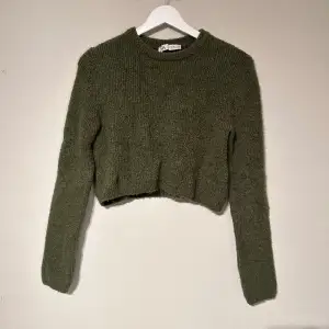 En mörkgrön stickad tröja från Zara i storlek S. Tröjan är croppad och sitter ganska tajt. Tröjan är i bra skick och har knappt använts. 