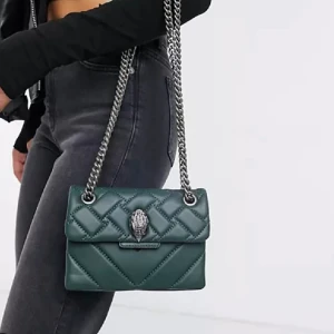 Kurt Geiger Väska  - Intressekoll på denna gröna Kurt Geiger väskan. Den har små defekter på baksidan men skulle säga att de inte märks av. Längden på väskan är ungefär 15 cm och höjden ungefär 10🩷🩷Som man ser på bild nmr 4 så har ett av ögonen lossnat. Märks inte så mke