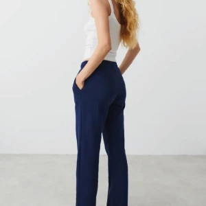 Basic straight sweat pants  - Helt oanvända mjukis byxor från gina tricot. Säljer för jag fick dem i julklapp och det är för små. Endast testade och har pris lappen kvar så inga defekter. Jag kunde inte lämna tillbaka för det hade gått för lång tid! 