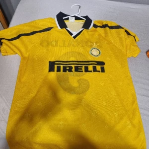 R9 t-shirt - En gammal R9 tröja⭐skick 10/10!!anledning varför jag säljer den är för att jag använder inte den och den bara hänger på väggen!! Pris går alltid att diskutera!!! 