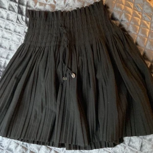 Kjol - Helt ny oanvänd kjol. Kjolen är från zara!