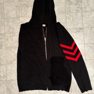 Zadig Voltaire Kashmir zip hoodie - Säljer nu denna feta Zadig Voltaire zip hoodie i 100% Kashmir. Tröjan har inga tecken på användning och har endast testats - Nypris: 6600 kr - Storlek: S - Hör av er vid minsta fråga eller fundering :)