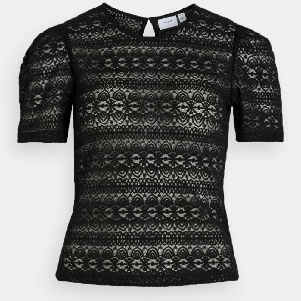 Säljer denna jätte fina spets tröjan från vila!❤️knappt använd och är i jätte bra skick,kom priv för mer frågor o bilder, orginal pris 329💓. T-shirts.