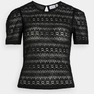 Säljer denna jätte fina spets tröjan från vila!❤️knappt använd och är i jätte bra skick,kom priv för mer frågor o bilder, orginal pris 329💓
