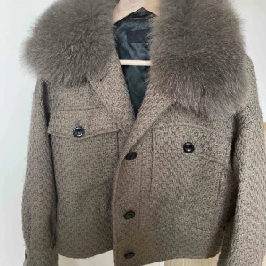 meotine jacka  - säljer min meotine kappa i storlek xs/s som är köpt här på plick, är öppen för att gå ner i pris vid snabb affär, skriv vid intresse eller frågor!!