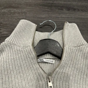 Zara halfzip  - En grå halfzip sweatshirt ifrån Zara. Jätte populär och trendig så tveka definitivt ej vid intressen. Cond, 9/10.