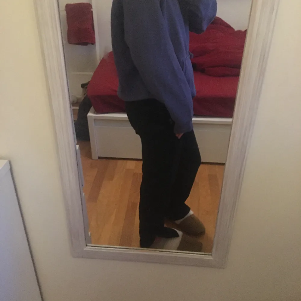 Fin oversized blå hoodie från bikbok, mega hoodie. Strl M men passar flera beroende på hur man vill den ska sitta.. Hoodies.