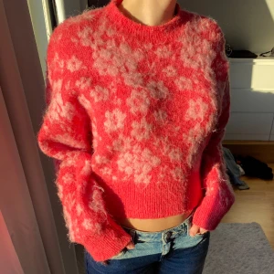 Stickad Rosablommig tröja - Stickad Rosablommig tröja från zara storlek S!