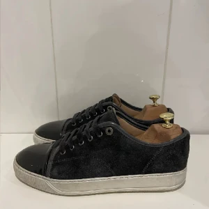 Lanvin skor  - Hej! Säljer nu dessa jätte fina gråa lanvin skor. Skorna är i fint skick 8/10 båda skorna och box medföljer vid köp. Strl uk 8 passar då 42-43. bara att höra av sig vid funderingar 